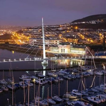 Luxe Living Guest House-Sleeps 6 -Family Friendly-Private Parking-Wifi-City-Beach Swansea Esterno foto