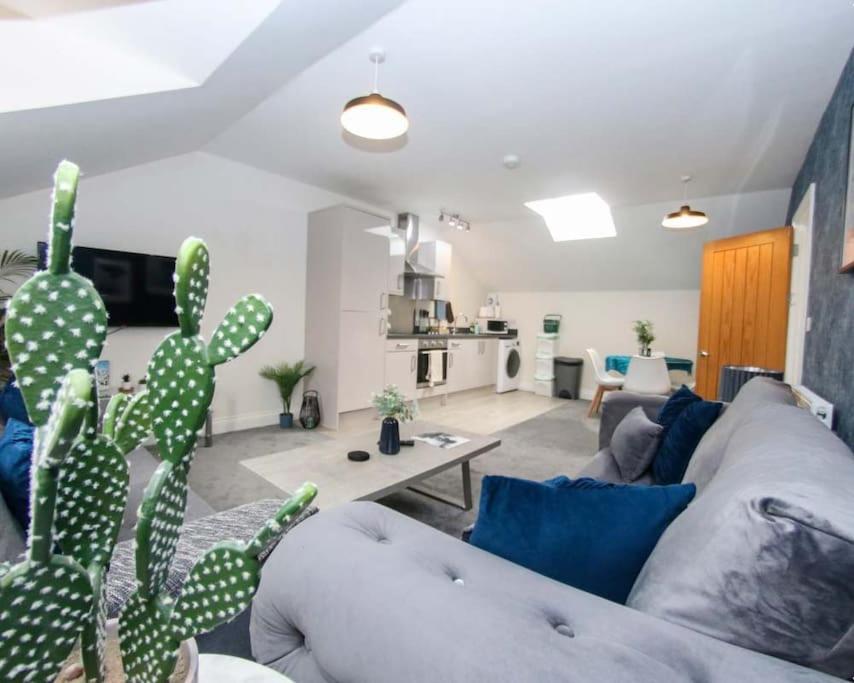Luxe Living Guest House-Sleeps 6 -Family Friendly-Private Parking-Wifi-City-Beach Swansea Esterno foto