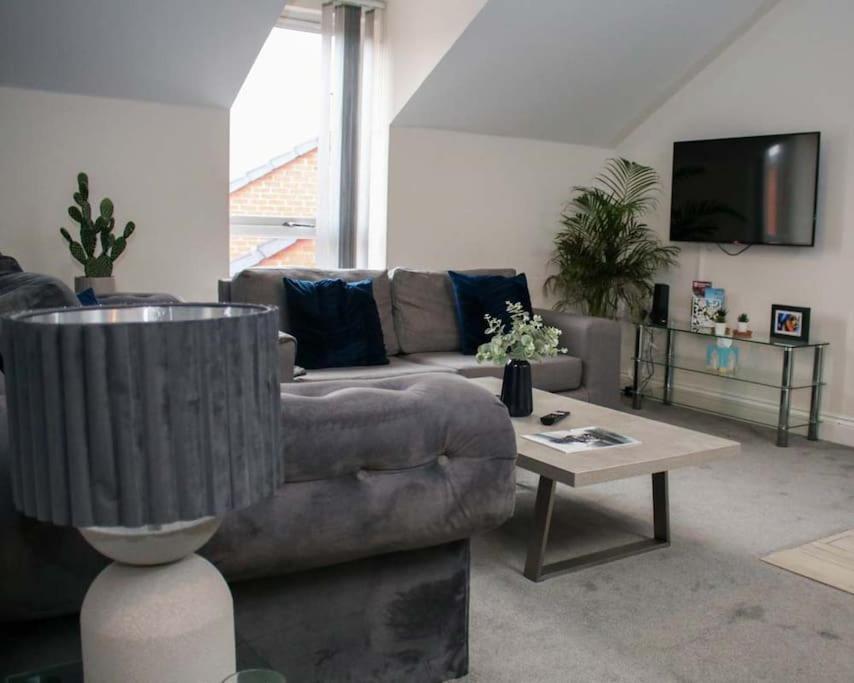 Luxe Living Guest House-Sleeps 6 -Family Friendly-Private Parking-Wifi-City-Beach Swansea Esterno foto
