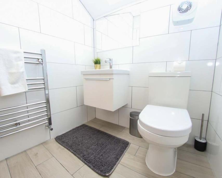 Luxe Living Guest House-Sleeps 6 -Family Friendly-Private Parking-Wifi-City-Beach Swansea Esterno foto