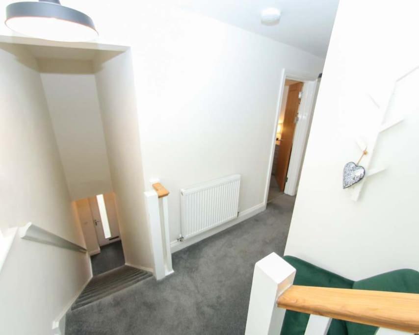 Luxe Living Guest House-Sleeps 6 -Family Friendly-Private Parking-Wifi-City-Beach Swansea Esterno foto