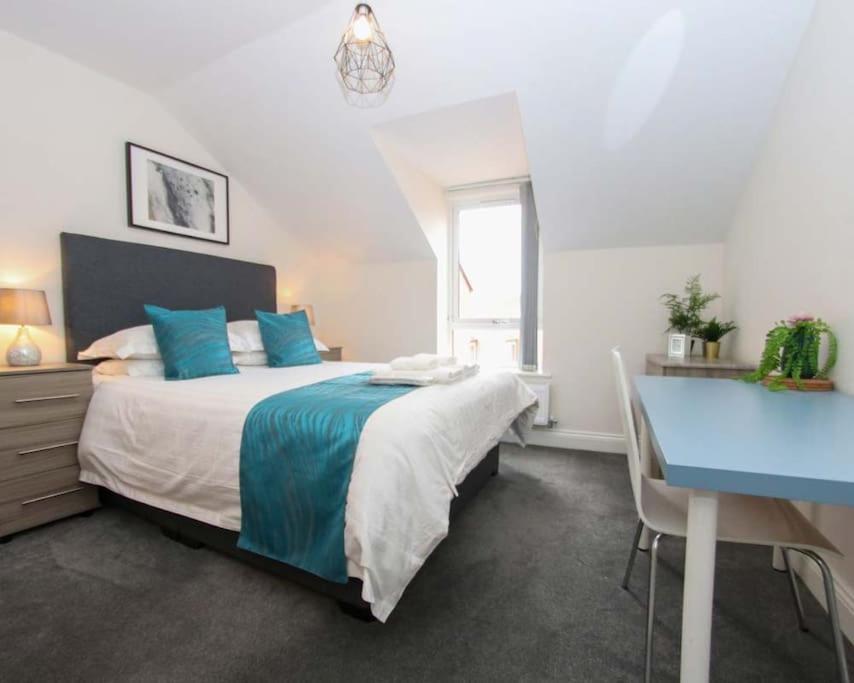 Luxe Living Guest House-Sleeps 6 -Family Friendly-Private Parking-Wifi-City-Beach Swansea Esterno foto
