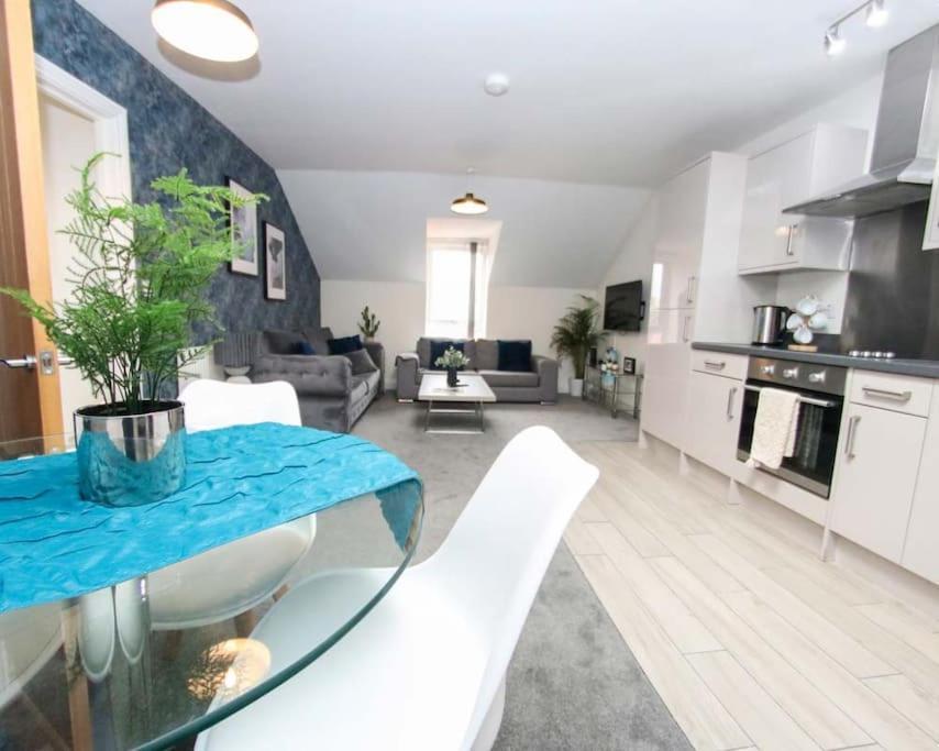 Luxe Living Guest House-Sleeps 6 -Family Friendly-Private Parking-Wifi-City-Beach Swansea Esterno foto
