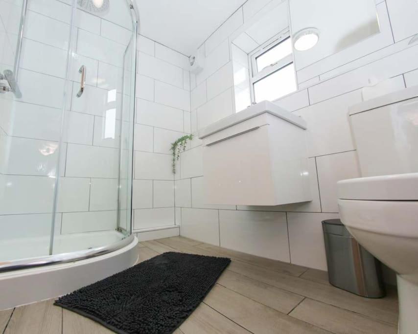 Luxe Living Guest House-Sleeps 6 -Family Friendly-Private Parking-Wifi-City-Beach Swansea Esterno foto