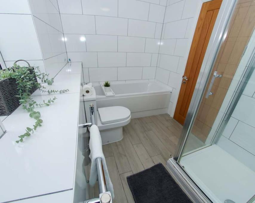 Luxe Living Guest House-Sleeps 6 -Family Friendly-Private Parking-Wifi-City-Beach Swansea Esterno foto