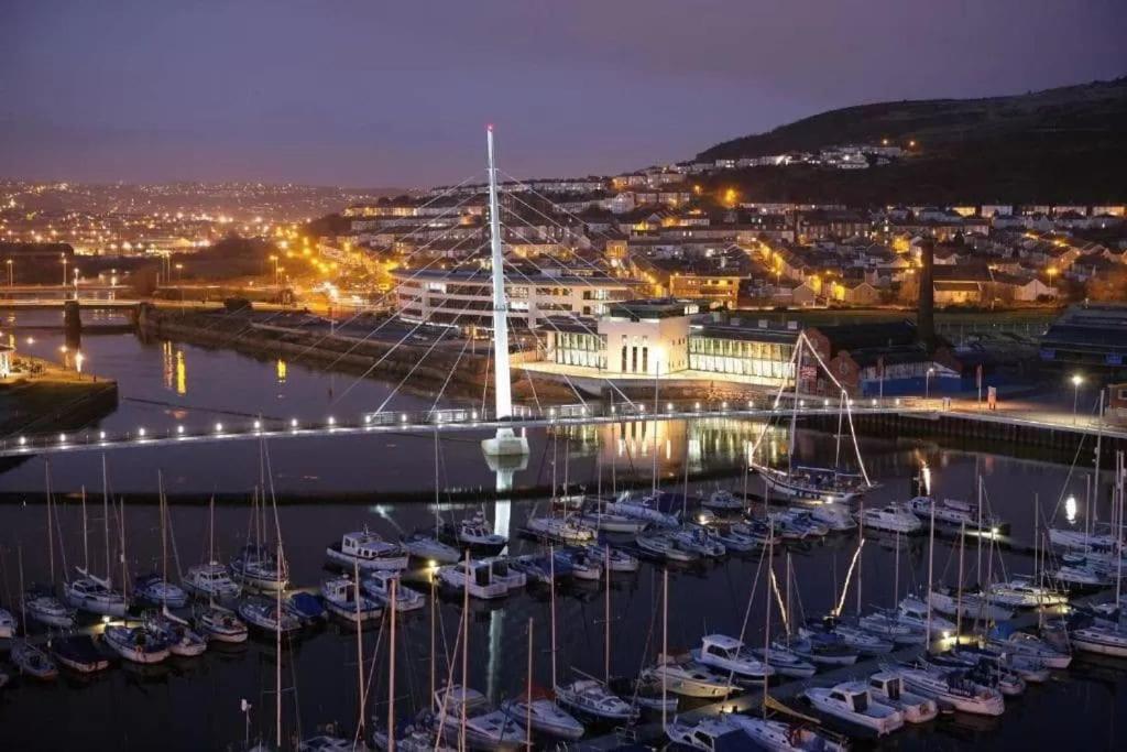 Luxe Living Guest House-Sleeps 6 -Family Friendly-Private Parking-Wifi-City-Beach Swansea Esterno foto
