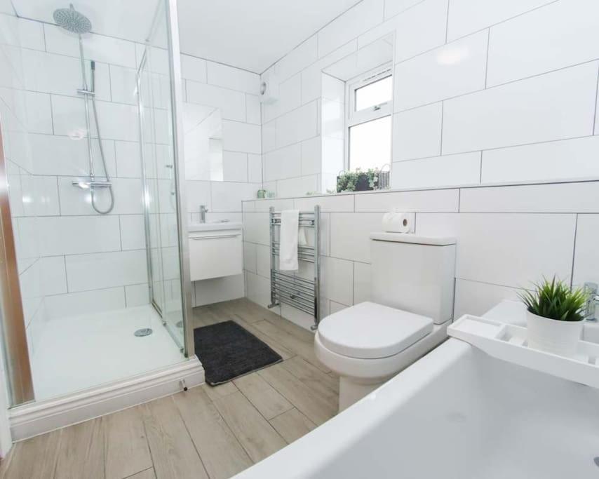 Luxe Living Guest House-Sleeps 6 -Family Friendly-Private Parking-Wifi-City-Beach Swansea Esterno foto